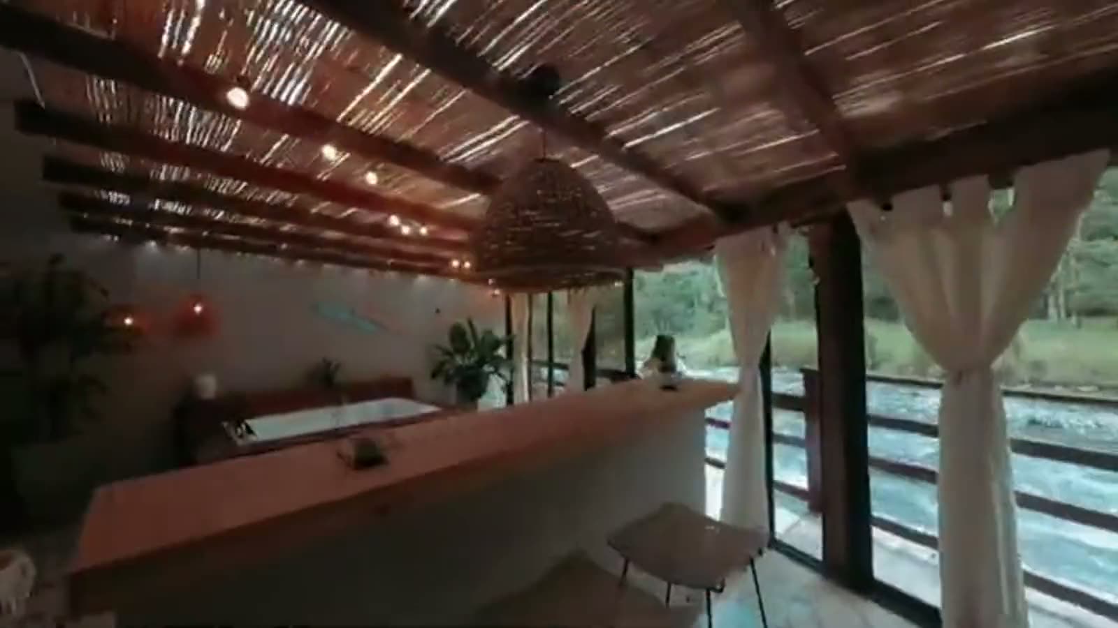 Casa de Río entre el bosque de Pereira